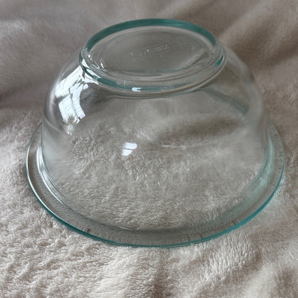 Pyrex Mixing Bowl 322 - Picture 3 of 3